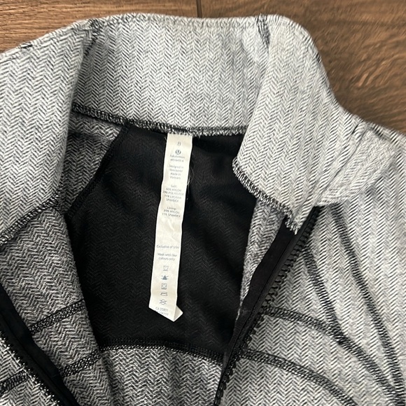 Lululemon define jacket size 8 black, and white pattern - Picture 2 of 5